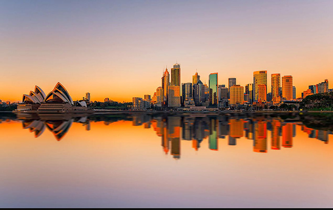 Sydney, Úc: Nổi bật trong ánh nắng hoàng hôn là toàn bộ biểu tượng của thành phố Sydney, bao gồm tháp Sydney (309m), Trung tâm Citigroup (243m), Tháp Chifley (241m), Deutsche Bank Place (240m) và nhà hát Opera (65m).