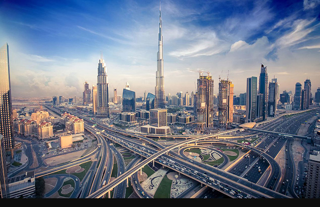 Dubai, các tiểu Vương quốc Ả Rập thống nhất: Nổi bất trong ánh nắng hoàng hôn là các biểu tượng của Dubai như: Buji Khalifa (828m), Tháp Princess (413m), 23 Marina (393m), Elite Residence (380m) và Tháp Almas (360m).