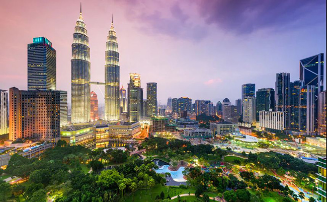 Kuala Lumpur, Malaysia: Điểm nổi bật đặc sắc nhất ở thành phố này chính là tháp đôi Petronas (453m), Tháp Kuala Lumpur (421m), Menara Telokom (310m) và Menara Maybank (244m).