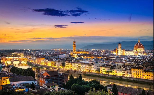Thành phố Ploren, nước Ý: Điểm nhấn nổi bật là cung điện Duomo và những ngôi nhà được xây dựng từ thời trung cổ.