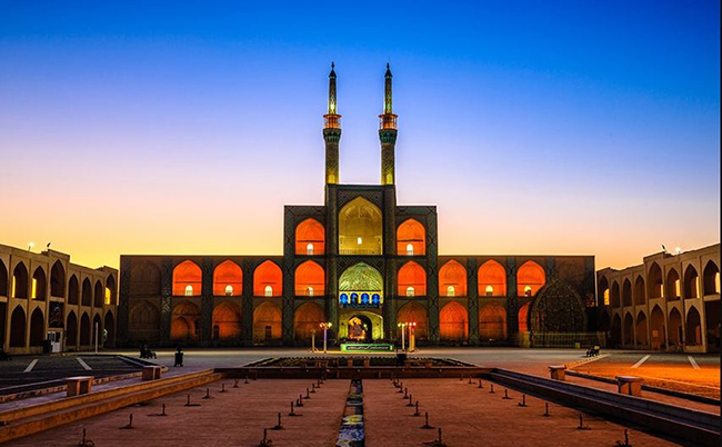 Yazd, Iran: Điểm nổi bật nhất chính là Nhà thờ Hồi Giáo được xây dựng từ thế kỷ thứ 12 với lối kiến trúc truyền thống cho những ngôi nhà ở thành phố xa mạc cổ này.