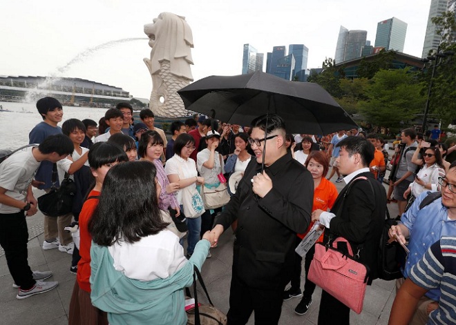“Kim Jong-un” tươi cười, chụp ảnh với người hâm mộ ở Singapore - 3