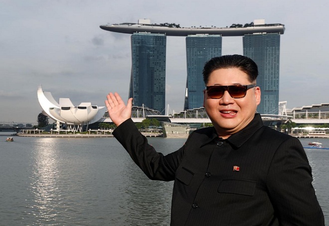 “Kim Jong-un” tươi cười, chụp ảnh với người hâm mộ ở Singapore - 4