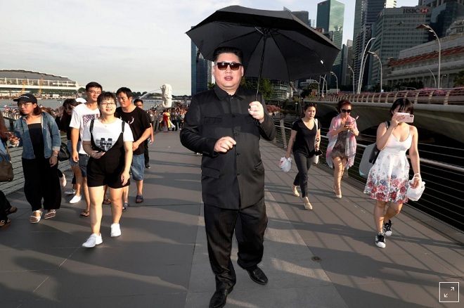 “Kim Jong-un” tươi cười, chụp ảnh với người hâm mộ ở Singapore - 1