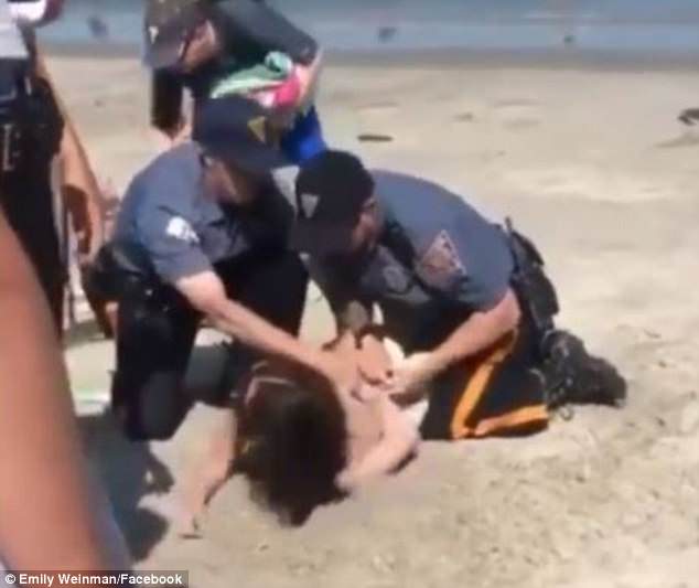 Mỹ: Cô gái mặc bikini nằm sấp bị cảnh sát đấm liên tiếp - 1