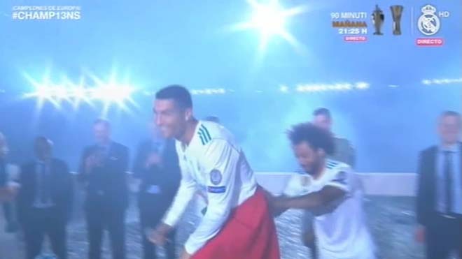 Real Madrid ăn mừng 13 cúp C1: Fan cầu xin ở lại, Ronaldo nói gì? - 1