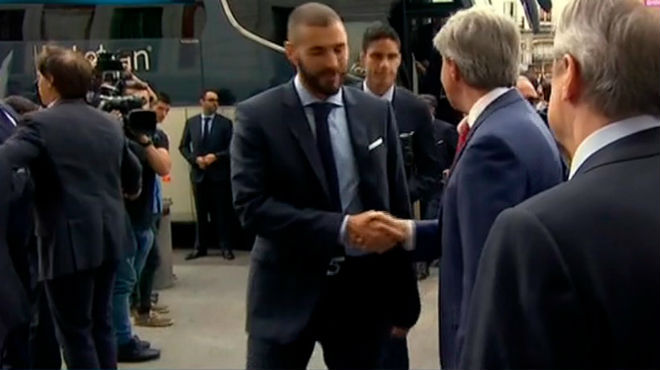 Real Madrid ăn mừng 13 cúp C1: Fan cầu xin ở lại, Ronaldo nói gì? - 2