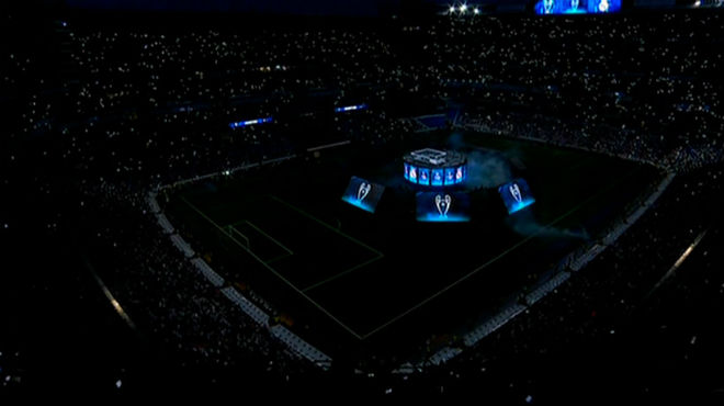 Real Madrid ăn mừng 13 cúp C1: Fan cầu xin ở lại, Ronaldo nói gì? - 2