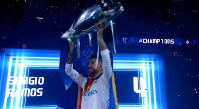 Real Madrid ăn mừng 13 cúp C1: Fan cầu xin ở lại, Ronaldo nói gì? - 3