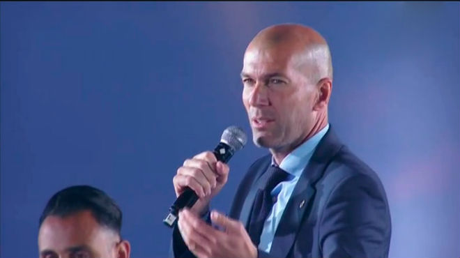 Real Madrid ăn mừng 13 cúp C1: Fan cầu xin ở lại, Ronaldo nói gì? - 7