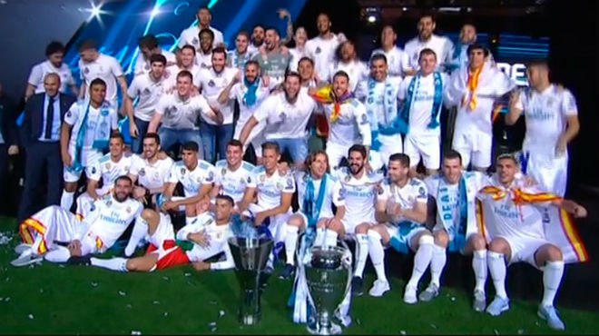 Real Madrid ăn mừng 13 cúp C1: Fan cầu xin ở lại, Ronaldo nói gì? - 9