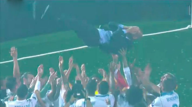 Real Madrid ăn mừng 13 cúp C1: Fan cầu xin ở lại, Ronaldo nói gì? - 8