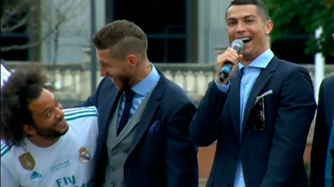 Real Madrid ăn mừng 13 cúp C1: Fan cầu xin ở lại, Ronaldo nói gì? - 14