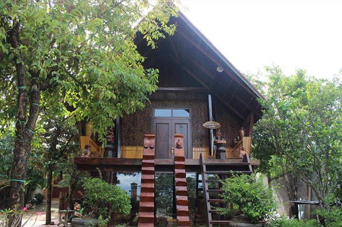 Đôi bầu sữa huyền bí trên cầu thang - 2