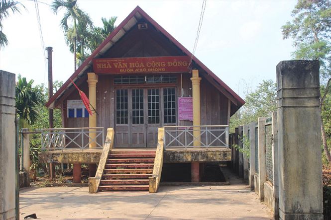 Đôi bầu sữa huyền bí trên cầu thang - 3