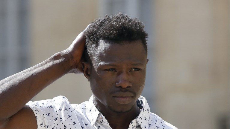 “Người nhện” tay không leo 4 tầng nhà cứu em bé được cấp quốc tịch - 2