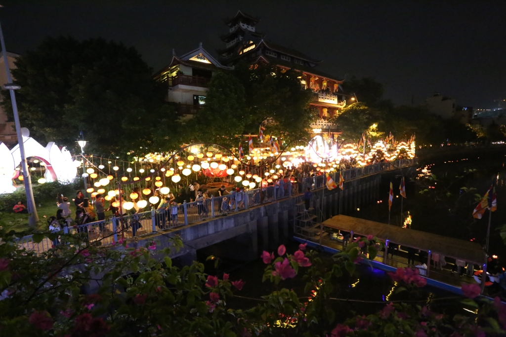 Dòng sông hoa đăng đẹp lung linh giữa Sài Gòn - 1
