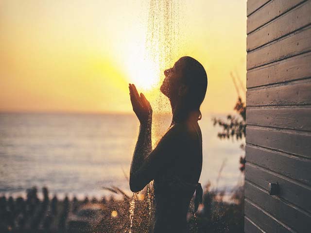 Hiểu được những lý do sau, bạn sẽ biết mình nên tắm vào ban đêm hay ban ngày - 1