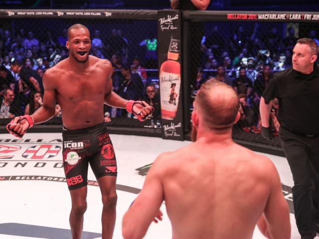 Thể thao - Tay đấm siêu dị MMA: Khiêu vũ, hạ đo ván đối thủ theo kiểu "Người nhện"