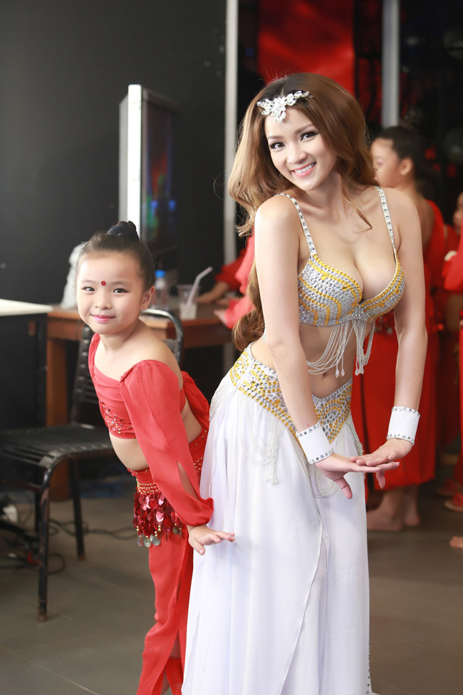 Biểu diễn tiết mục múa hiện đại, Thủy Top diện trang phục khoe trọn vòng một.