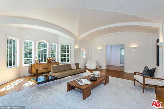 Mỗi phòng đều có một số cửa sổ lớn để đón ánh nắng mặt trời của California.