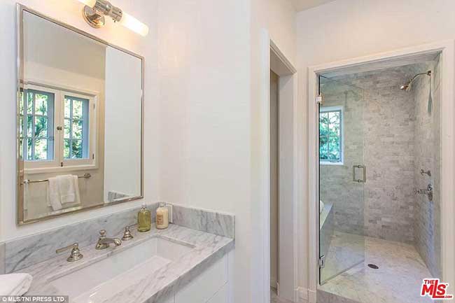 Không gian mỗi phòng tắm khá rộng và  được làm bằng đá cẩm thạch.