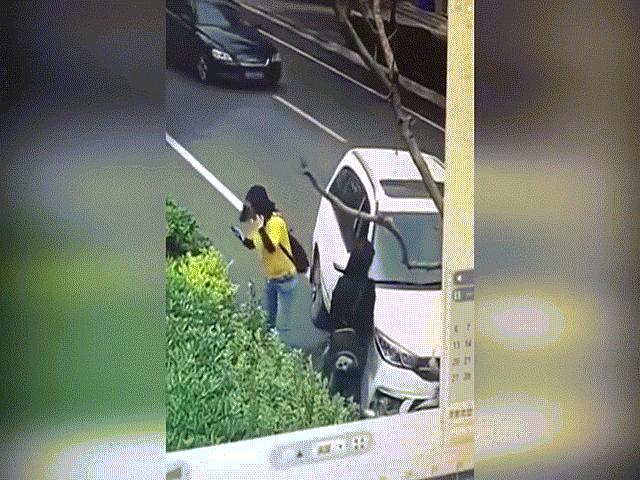 Thế giới - Cãi nhau, cô gái TQ bị tài xế hung tợn chèn ô tô qua người