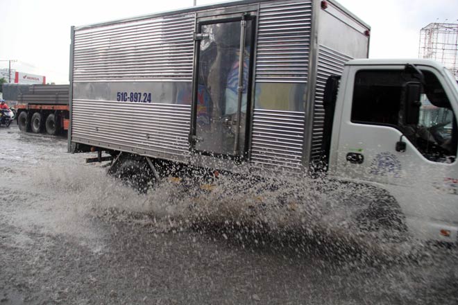 Hình ảnh không ngờ tại con đường chưa từng “tụ nước” ở SG - 10