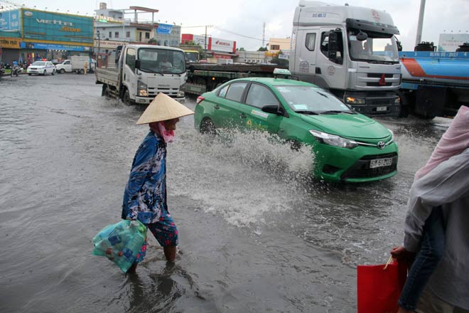 Hình ảnh không ngờ tại con đường chưa từng “tụ nước” ở SG - 8