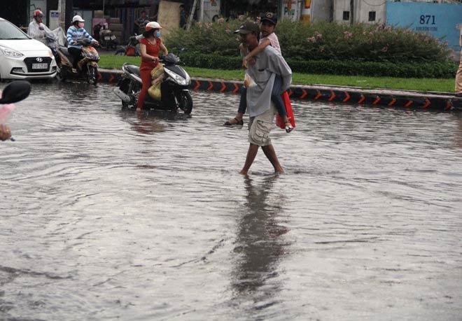 Hình ảnh không ngờ tại con đường chưa từng “tụ nước” ở SG - 7