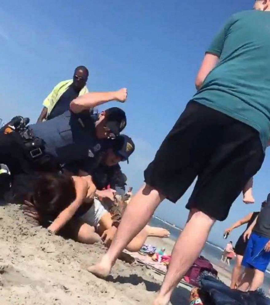 Mỹ: Cái kết của cảnh sát đấm liên tiếp cô gái mặc bikini - 1