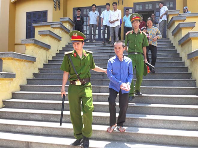 Hiếp dâm bé gái 12 tuổi ở nhà một mình, &#34;quan xã&#34; lĩnh 8 năm tù - 1