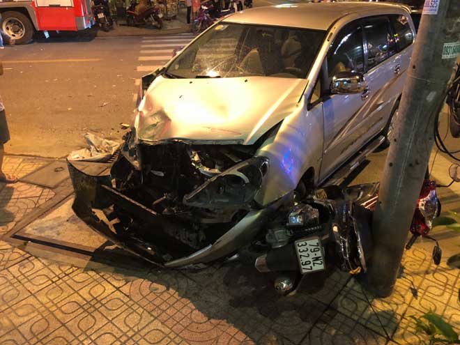 Va chạm với xe cứu hỏa, ô tô 7 chỗ gây TNGT liên hoàn - 1