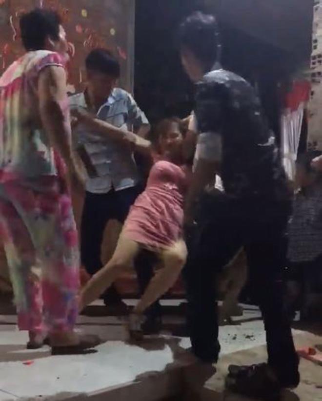 Váy ngắn xinh đẹp dự đám cưới người cũ, cô gái say vật vã khóc lóc - 2