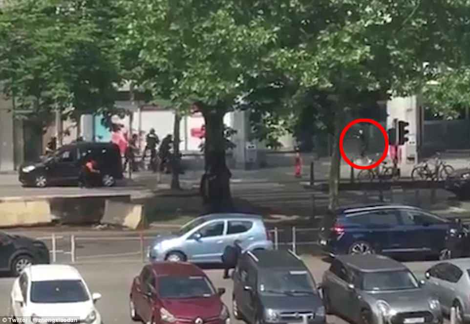 Khoảnh khắc đặc nhiệm Bỉ đấu súng, bắn chết kẻ khủng bố - 1