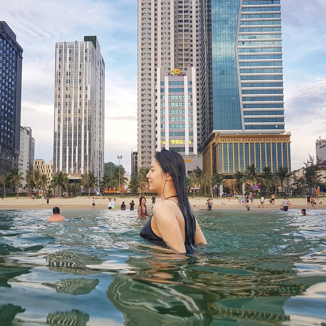 Sao nữ Hàn khoe vòng một sexy trên biển Đà Nẵng sau khi bị fan Việt chửi bới - 3