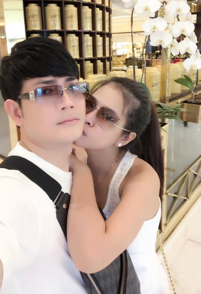 Thấu hiểu nổi vất vả của vợ khi sinh 4 con, Quách Thành Danh&nbsp;quyết định cho bà xã chỉ ở nhà chăm con và không làm thêm việc gì. Kinh tế gia đình nam ca sĩ&nbsp;sẽ gánh vác. &#34;Tôi phải làm việc gấp đôi ngày trước vì phải lo cho gia đình 6 người và 5 giúp việc&#34;, anh nói.