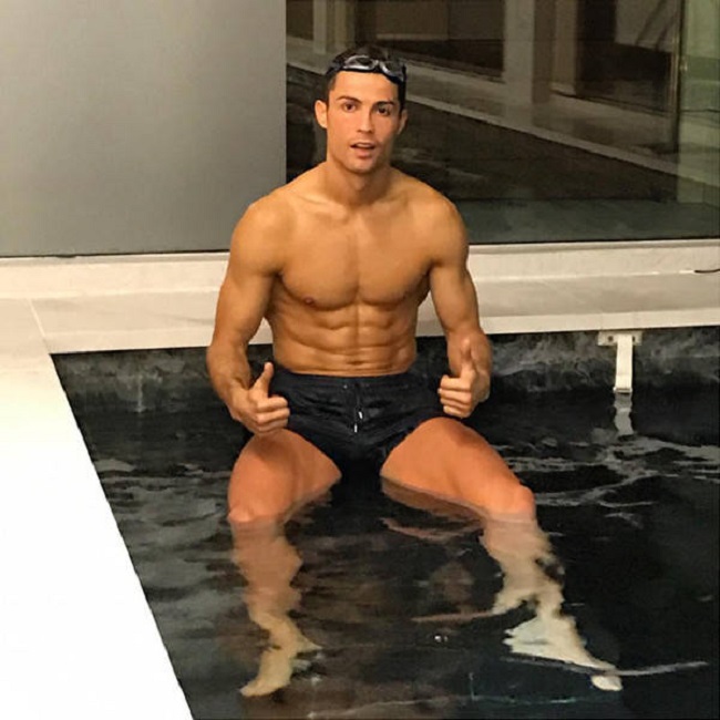 Cơ thể của CR7 gần như không có mỡ thừa. 