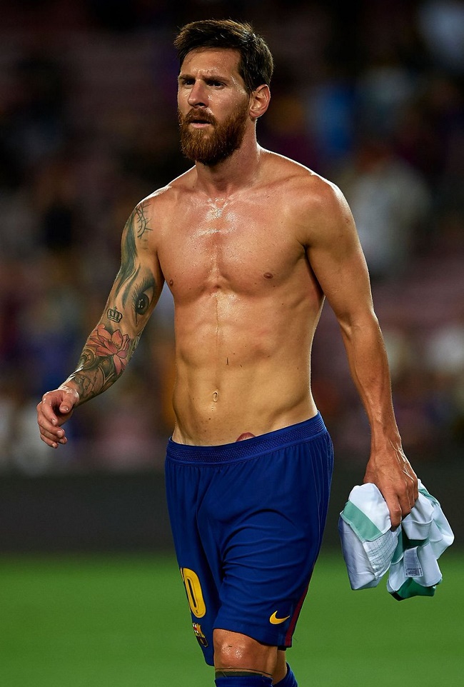 Hồi bé, Messi bị thiếu hụt hormone tăng trưởng, tưởng rằng chỉ cao nổi 1m4 nhưng anh đã rèn luyện không ngừng để có được dáng vóc như hiện tại. 