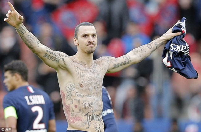 4. Cầu thủ giàu có tiếp theo là&nbsp;Zlatan Ibrahimovic. Anh sở hữu khoảng 141 triệu USD tài sản ròng.&nbsp;Zlatan nổi tiếng sở hữu thân hình vạm vỡ như King Kong.&nbsp;&nbsp;&nbsp;
