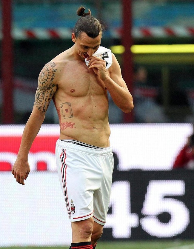 Ngoài ra, Zlatan Ibrahimovic còn rất chăm chỉ tập gym, tập ít nhất 3 tiếng một ngày và tập liên tục trong tuần.
