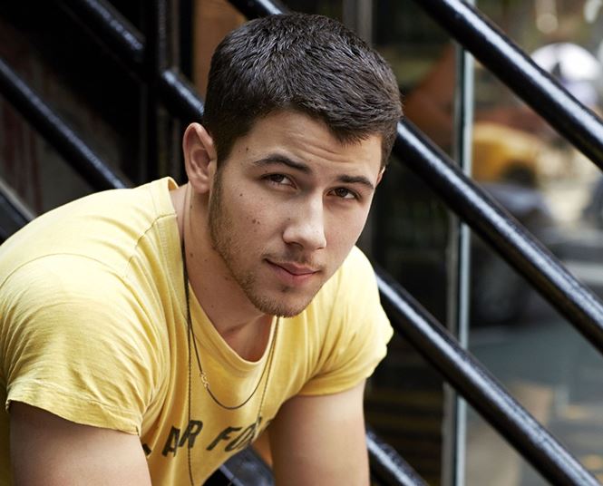 Rộ tin Hoa hậu thế giới Ấn Độ hẹn hò nam ca sĩ kém 10 tuổi - 7