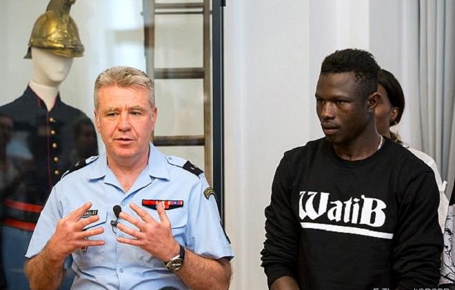 “Người nhện” tay không leo 4 tầng nhà cứu em bé nhận công việc mới - 2