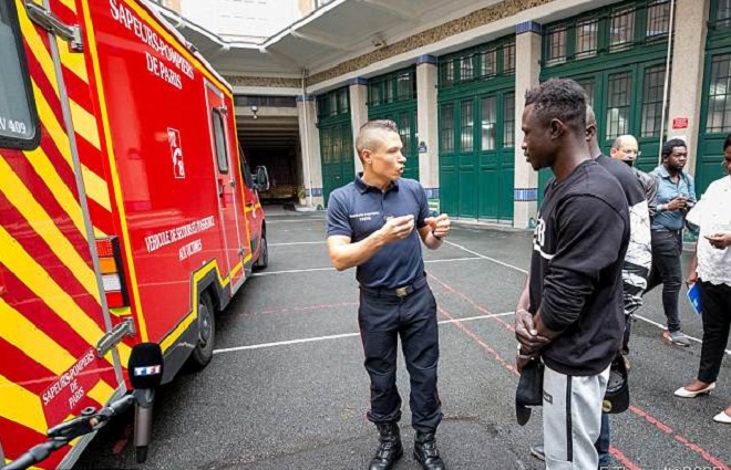 “Người nhện” tay không leo 4 tầng nhà cứu em bé nhận công việc mới - 1