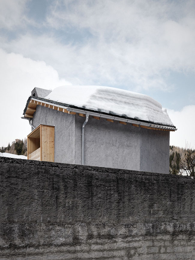 Vì nằm ở khu vực rất lạnh, vào mùa đông tuyết rơi rất dầy. Nên phần mái nhà phải được thiết kế 2 mái, vừa giữ nhiệt vừa đảm bảo an toàn khi tuyết rơi nặng trên mái nhà.