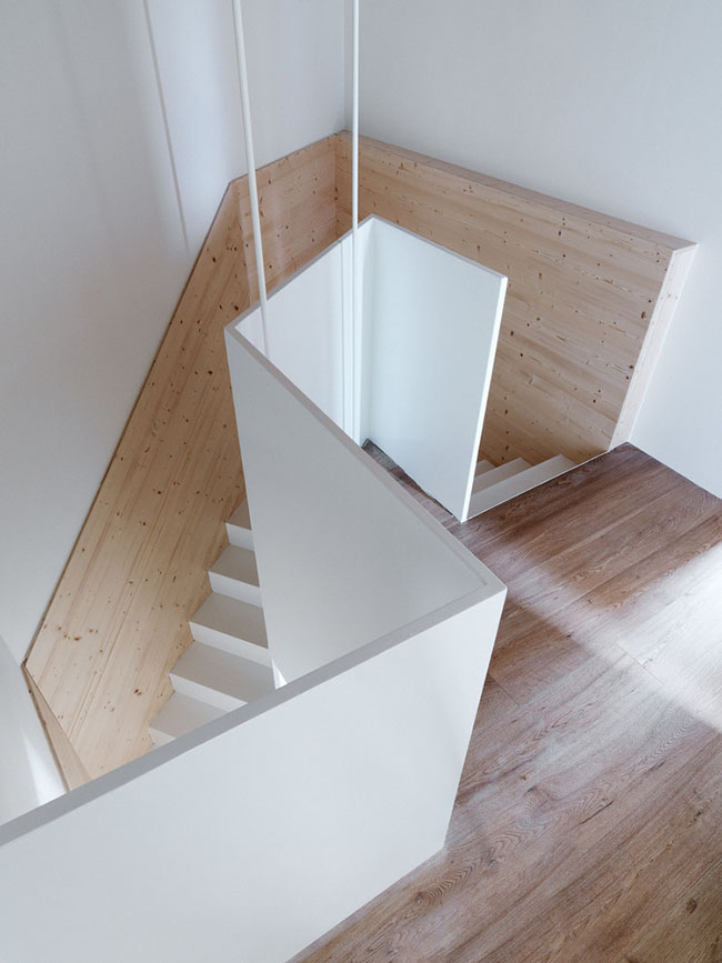 Cầu thang được thiết kế cách điệu và sơn màu trắng với mục đích khiến cho không gian được thanh thoát hơn.
