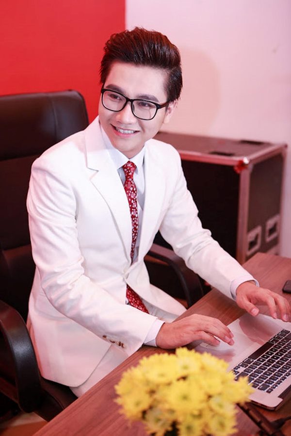 Giật mình với diện mạo "trẻ mãi không già" của nam MC đài VTV - 6