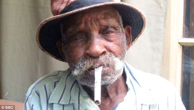 Sống tới 114 tuổi, cụ ông Nam Phi mới tính chuyện bỏ thuốc - 1
