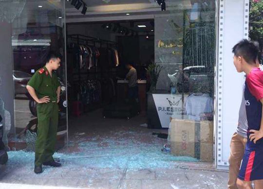 Nghi án nổ súng vào tiệm quần áo sắp khai trương, 1 cô gái bị thương - 1