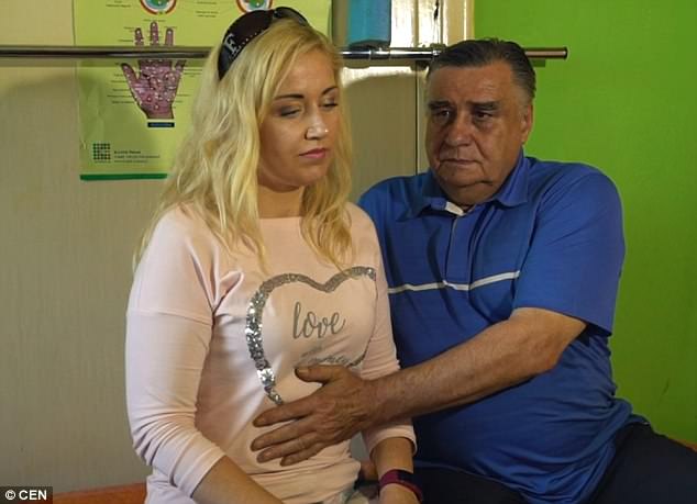 Ném đồ kim loại vào người đàn ông này, ném bao nhiêu bị hút dính bấy nhiêu - 1